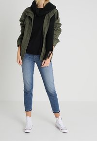 QS Stickad tröja - black