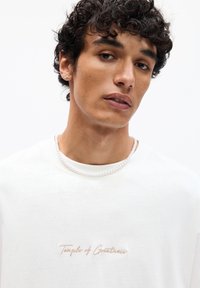 PULL&BEAR Printtipaita - white
