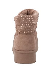 Stivale alla caviglia in camoscio marrone con collo imbottito, dettagli borchiati e suola spessa in gomma, caratterizzato da una forma arrotondata e una texture morbida.