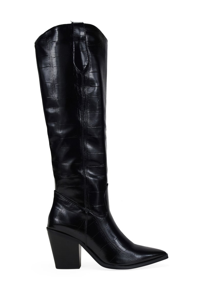 Botas negras hasta la rodilla hechas de un material texturizado brillante con un patrón de cocodrilo. Punta afilada y tacón grueso. Cierre de cremallera en el lateral.