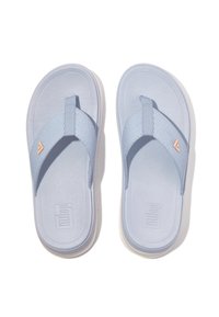 Ljust blå flip-flops med nätremmar, gummisulor och en liten orange logotyp. Enkel design med en platt, strukturerad fotbädd.