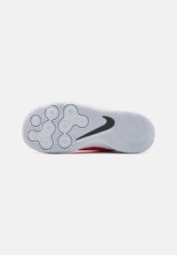 Nike Performance Halowe buty piłkarskie