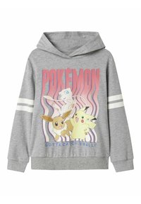 Sudadera gris con un estampado gráfico de personajes de Pokémon, incluyendo a Pikachu y Eevee, con rayas blancas en las mangas.