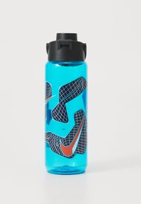 Plastikvattenflaska i klarblått med ett svart lock. Har ett rutmönster och röda detaljer, inklusive en Nike-logotyp. Kapacitet på 530 ml.