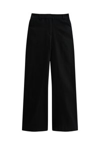 Zwarte wijde broek van een gladde stof. Voorzien van een tailleband, riemlussen en geen zichtbare versieringen of patronen.