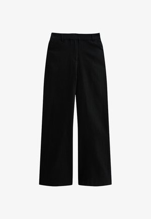 Zwarte wijde broek van een gladde stof. Voorzien van een tailleband, riemlussen en geen zichtbare versieringen of patronen.