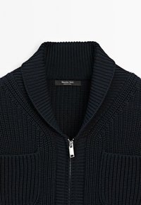 Cardigan in maglia grossa blu navy con colletto sciallato a coste, zip frontale argento e tasche applicate, etichettato Massimo Dutti.