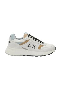 Sneakers con una toma bianca in pelle, dettagli in suede marrone e grigio, lacci neri, logo geometrico e una suola spessa in gomma nera.