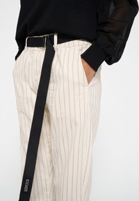 10DAYS BELTED PINSTRIPE - Pantaloni - light natural
