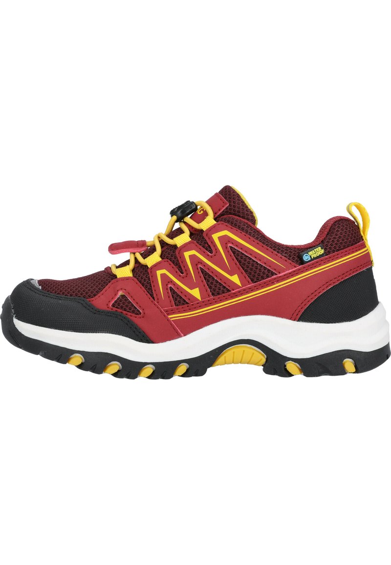 Baskets de sport bordeaux et noires avec accents jaunes, tige en maille, semelle en caoutchouc texturé, et système de laçage ajustable pour un maintien sécurisé.
