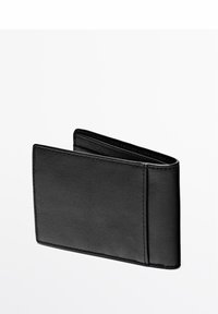 Sort læderpung med en glat tekstur, slankt design og afrundede kanter. Indeholder flere kortlommer og en foldbar form.