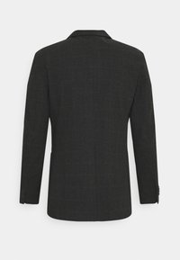 Tmavě šedý blazer, texturovaná tkanina s jemným kostkovaným vzorem, klopové límce, dvě boční kapsy a manžety na jeden knoflík.