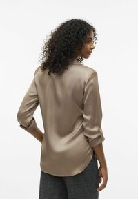 Vero Moda LOU - Pogājama blūze - dune