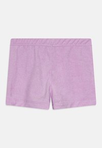 Lilla puuvillased lühikesed püksid pehme tekstuuri, elastse vöökoha ja topeltõmmeldud äärtega. Sujuv viimistlus, ilma lisamusterite või aktsentideta.