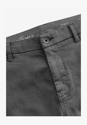 Schmal geschnittene, dunkelgraue Baumwollhosen mit glatter Textur, die mit einem Knopfverschluss und Gürtelschlaufen ausgestattet sind. Mit dezenten Stickdetails.