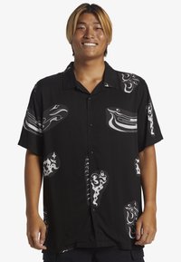 Camisa negra de manga corta con varios patrones gráficos blancos, diseño abotonado y corte relajado. Fabricada con una tela ligera.