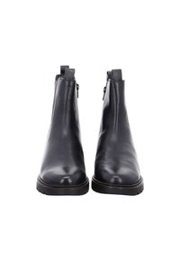 Sorte læderstøvler til anklen med afrundede tæer, lynlåse i siden, trækketabber og tykke gummisåler, vist forfra.