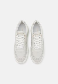 Sneaker bianchi in pelle con finitura liscia, dotati di punta arrotondata, chiusura con lacci e dettagli di cucitura sottili, interno con marchio.