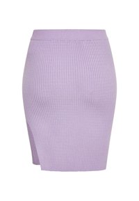 Lilac geribbelde rok met een aansluitende silhouet en een elastische tailleband, met een lengte tot halverwege de bovenbenen en een zijsplit voor extra stijl.