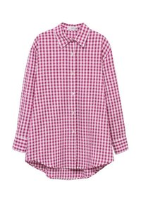 Camisa a cuadros en tela rosa y blanca; cuenta con un cuello, mangas largas y un dobladillo curvado. Cierre frontal con botones y un ajuste relajado.