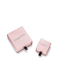 Två rosa lådor med guldfärgad hjärtformad mönster, en större och en mindre, båda med svarta tygdragremmar och branding på framsidan.