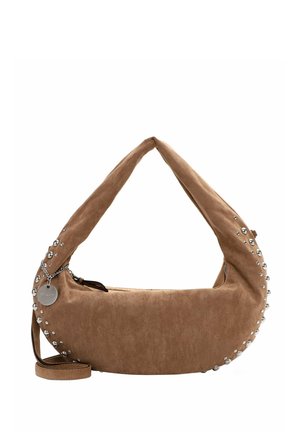 Borsa a tracolla in suede marrone con forma a mezzaluna, accenti di borchie e una tracolla removibile. Presenta una chiusura a zip e una catena decorativa.