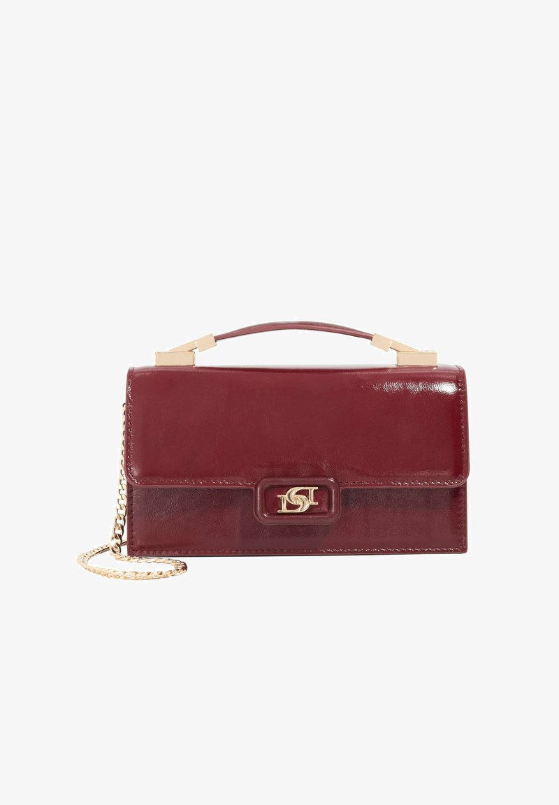 Donkerrode leren handtas met een goudkleurige metalen sluiting, een ketting handvat en een gestructureerde rechthoekige vorm. Glad oppervlak met minimale details.