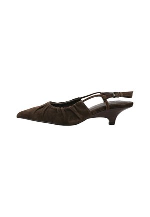Chaussure slingback en daim marron à bout pointu, empeigne froncée, petit talon kitten en bois incurvé et bride de cheville ajustable avec boucle.