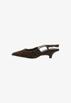 Chaussure slingback en daim marron à bout pointu, empeigne froncée, petit talon kitten en bois incurvé et bride de cheville ajustable avec boucle.