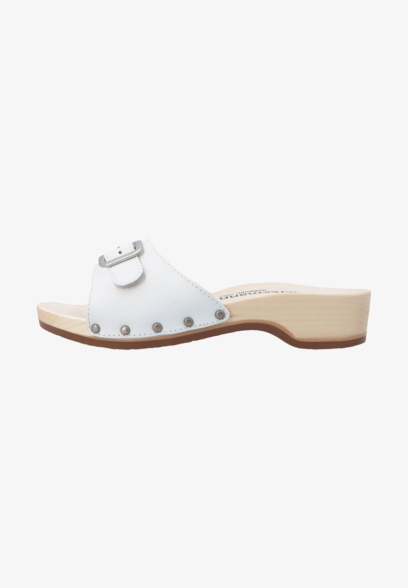 Sandale mule en cuir blanc avec semelle en bois, boucle en métal et clous ronds en métal le long du bord supérieur, talon bas et design à bout ouvert.