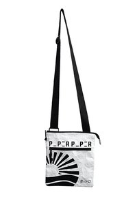 Sac bandoulière blanc en matériau texturé, avec un design en rayons de soleil noir et une typographie audacieuse, doté d'une bandoulière réglable et d'une fermeture éclair.