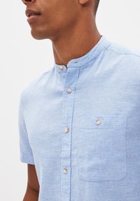 Next LINEN BLEND SHORT SLEEVE SHIRT WITH GRANDAD COLLAR - Overhemd - light blue