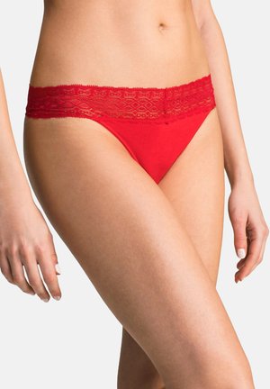 Perizoma rosso realizzato in morbido tessuto, caratterizzato da una cintura in pizzo. Presenta una superficie liscia e un design a vita bassa.