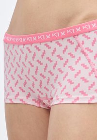 Ροζ βαμβακερά μποξεράκια με ζιγκζαγκ μοτίβο, μαλακή  μέση και ροζ ραφή. Το σχέδιο προσφέρει εφαρμοστή, άνετη γραμμή.