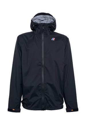 Giacca nera impermeabile con colletto alto, cappuccio regolabile, chiusura con cerniera e polsini con velcro. Presenta un piccolo logo sul petto e tasche laterali.