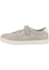 Sneaker in suede grigio con design a stella, chiusura con lacci, una fascia in Velcro e suola in gomma bianca. Texture liscia e dettagli perforati.