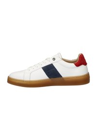 Basket blanche avec une bande en daim bleu marine et des accents rouges. Présente une semelle en caoutchouc et un système de fermeture à lacets. Texture en cuir lisse sur l'ensemble.