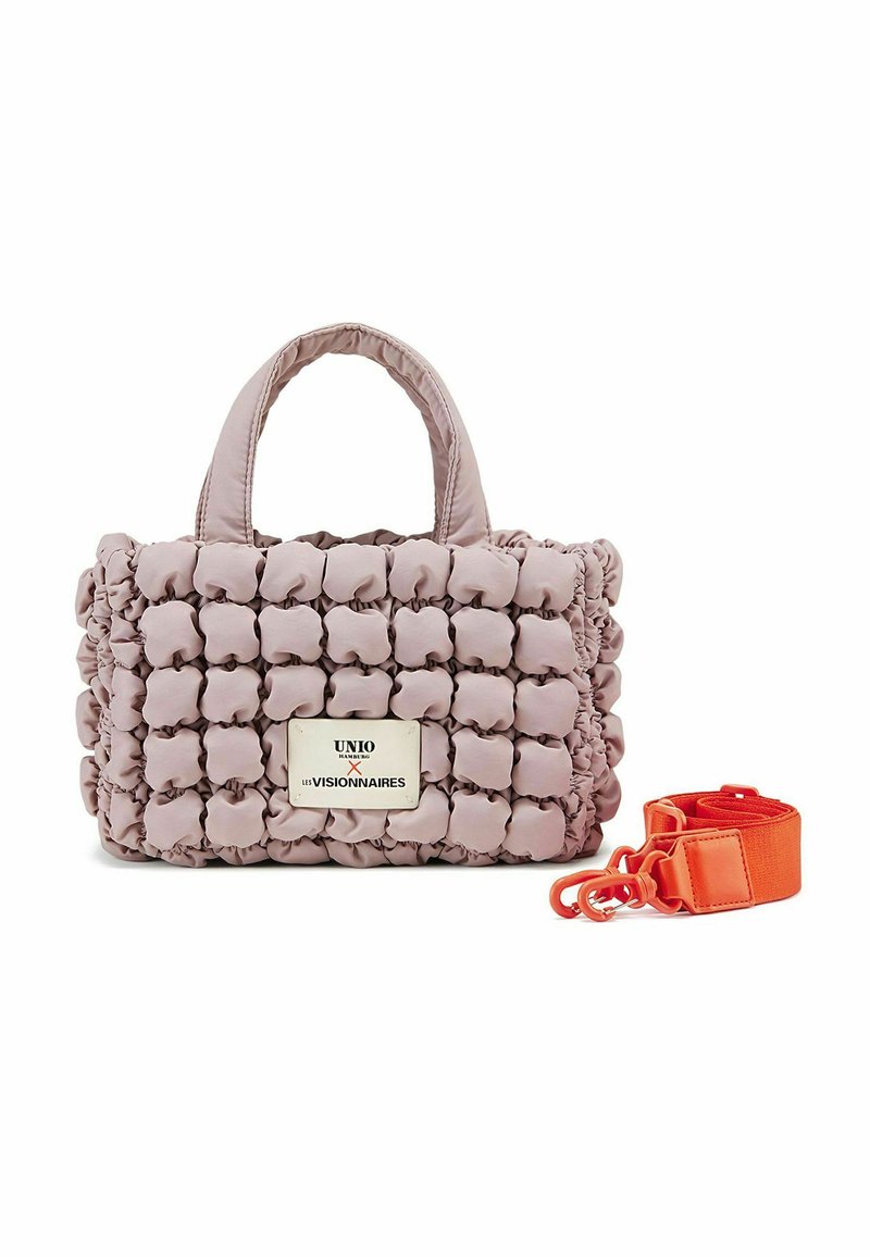 Sac à main matelassé rose avec une finition brillante, de forme rectangulaire, doté de poignées doubles et d'une sangle orange amovible. Accent avec logo en métal.