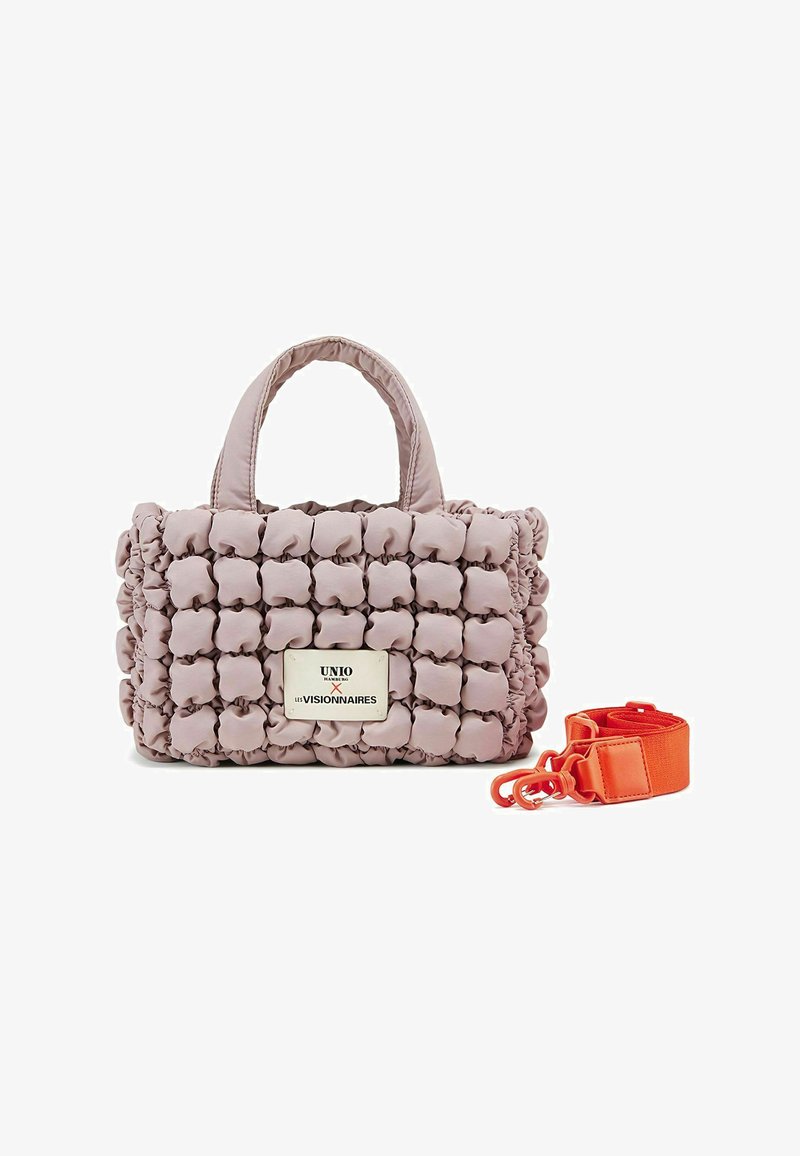 Sac à main matelassé rose avec une finition brillante, de forme rectangulaire, doté de poignées doubles et d'une sangle orange amovible. Accent avec logo en métal.