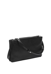 Borsa a mano in pelle nera con chiusura a zip, design sottile e tracolla regolabile. Texture liscia con dettagli hardware minimali.