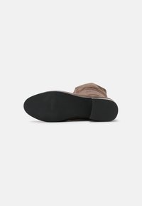 Bullboxer Overkneeskor - brown