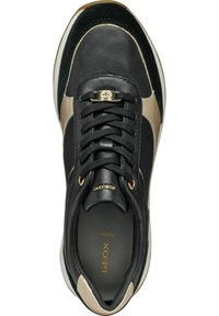 Zwart leren sneaker met een gestructureerde bovenkant, suede accenten, gouden hardware en een gevoerde binnenzool. Heeft zwarte veters en een stevige zool.