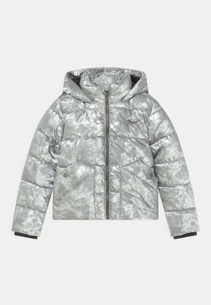 Veste matelassée à capuche gris argenté avec fermeture éclair à l'avant et poches à rabat à bouton-pression, design matelassé pour enfants ou adolescents.