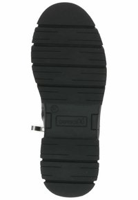 Sole di scarpa in gomma nera con scanalature parallele per aderenza, punta arrotondata e logo del marchio "Capprice" in evidenza. Il design enfatizza la presa e la durata.