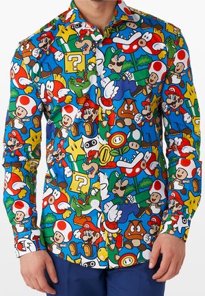 T-shirt avec un imprimé coloré intégral des personnages de Super Mario, incluant Mario, Luigi, Toad, Goomba et des éléments emblématiques du jeu sur fond bleu.