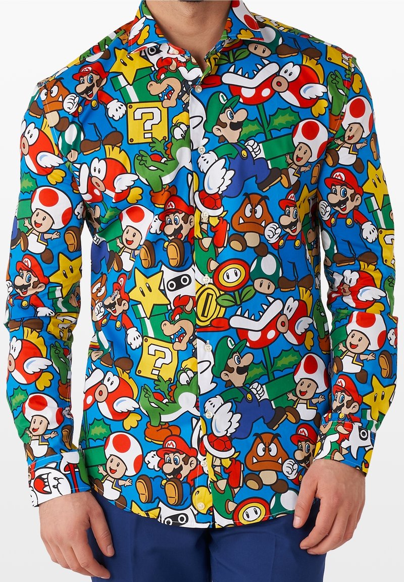 T-shirt avec un imprimé coloré intégral des personnages de Super Mario, incluant Mario, Luigi, Toad, Goomba et des éléments emblématiques du jeu sur fond bleu.