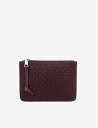 Mala rectangularna burgundska barve z tkanim teksturo, z zadrgo in usnjenim oblačkom na enobarvni beli podlagi.
