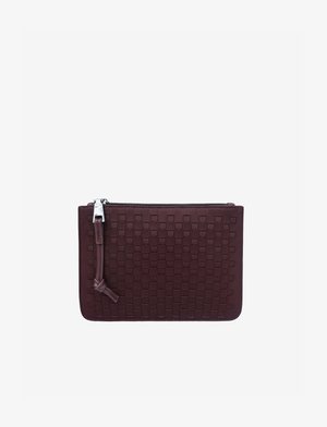 Piccola clutch rettangolare bordeaux con texture intrecciata, chiusura con cerniera e tab in pelle su sfondo bianco semplice.