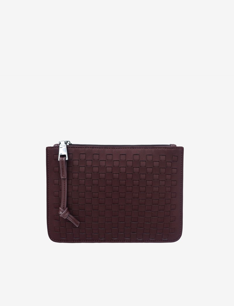 Mala rectangularna burgundska barve z tkanim teksturo, z zadrgo in usnjenim oblačkom na enobarvni beli podlagi.