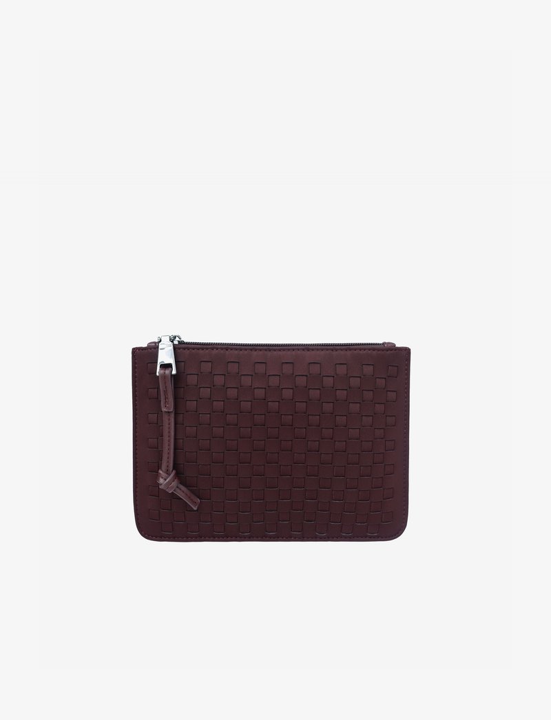 Mala rectangularna burgundska barve z tkanim teksturo, z zadrgo in usnjenim oblačkom na enobarvni beli podlagi.